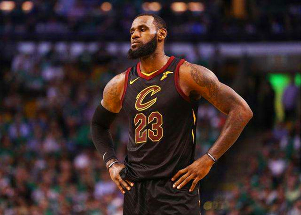 詹姆斯NBA首秀，篮球梦与巷弄小店的奇妙相遇