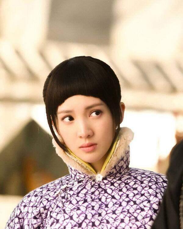 演员金晨在自然的怀抱中探寻内心宁静之旅